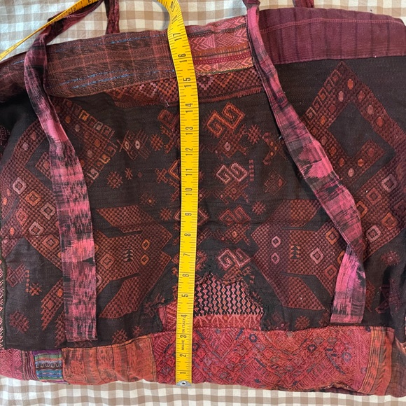 Large Guatemalan embroidered patchwork duffle bag. - Picture 3 of 10